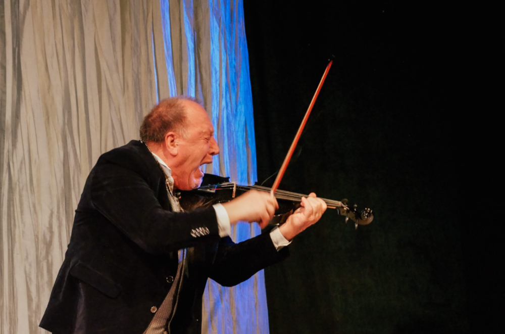 «ФАЛЬШИВАЯ НОТА» НА СЦЕНЕ ТУЛЬСКОГО ОБЛАСТНОГО ЦЕНТРА МОЛОДЕЖИ 17 ОКТЯБРЯ 2026 В 19:00 ФАЛЬШИВАЯ НОТА ФОТО 111.png